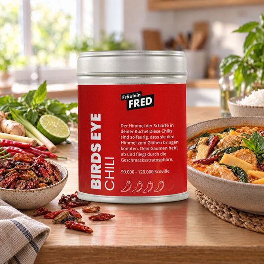 Birds Eye Chili in der Dose von Fräulein Fred auf dem Küchentisch, daneben Thai-Curry