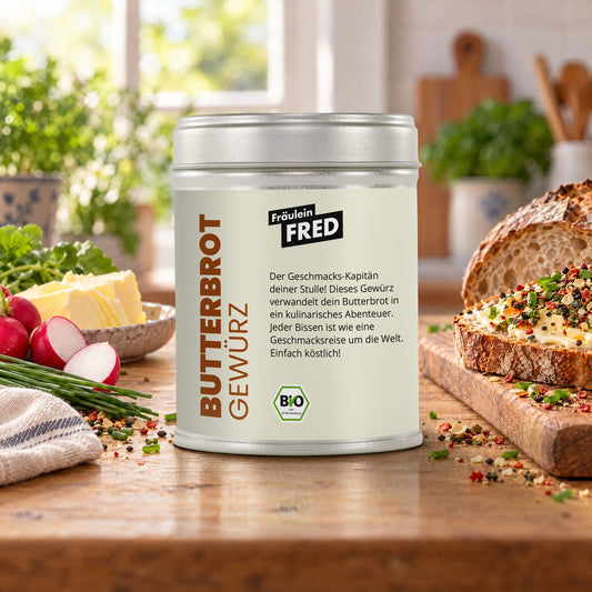 Butterbrot Gewürz in der Bio-Dose von Fräulein Fred auf dem Küchentisch, daneben Butterbrot mit Schnittlauch, Butter und Radieschen