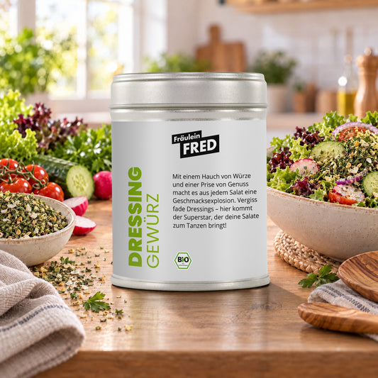 Dressing Gewürz in der Dose von Fräulein Fred auf dem Küchentisch, daneben Gemischter Blattsalat