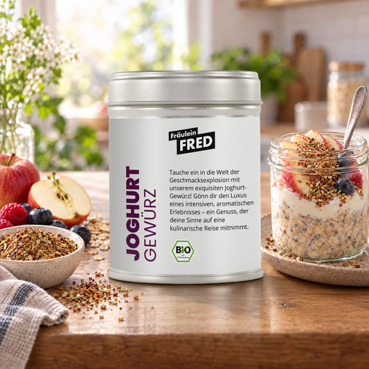 Joghurt in der Dose von Fräulein Fred auf dem Küchentisch, daneben Overnight Oats