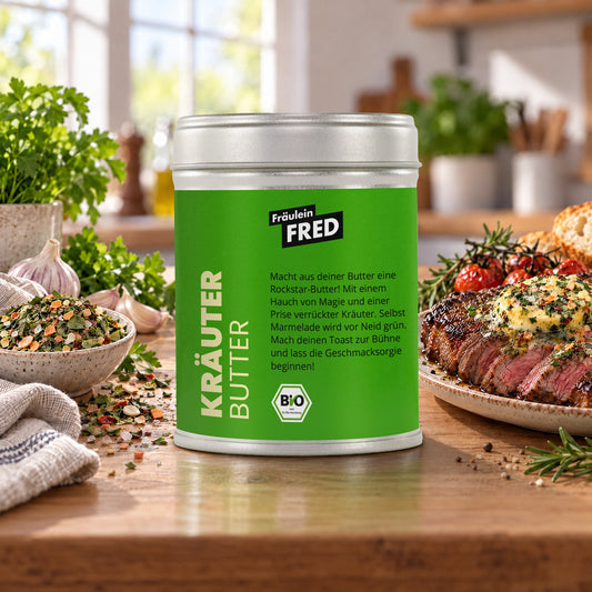 Kräuterbutter in der Dose von Fräulein Fred auf dem Küchentisch, daneben Kräuterbutter auf Steak