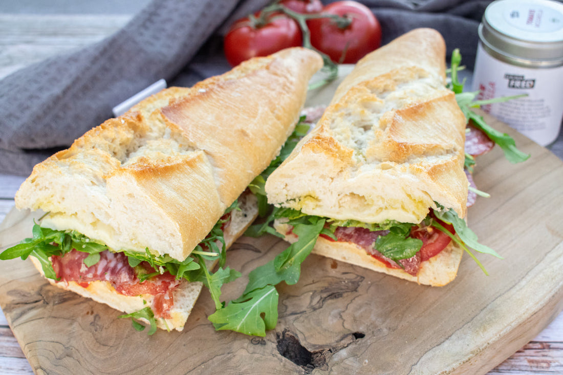 Tomate-Mozzarella Baguette mit Rucola: Ein leckerer Snack