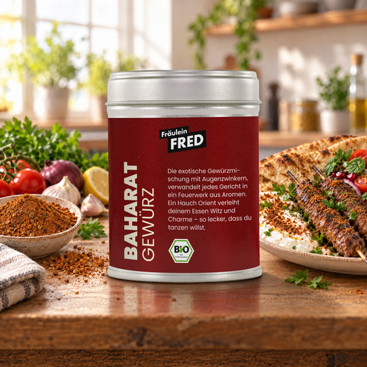 Baharat in der Dose von Fräulein Fred auf dem Küchentisch, daneben Lammköfte mit Joghurt
