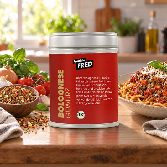Bolognese Gewürz in der Dose von Fräulein Fred auf dem Küchentisch, daneben Spaghetti Bolognese