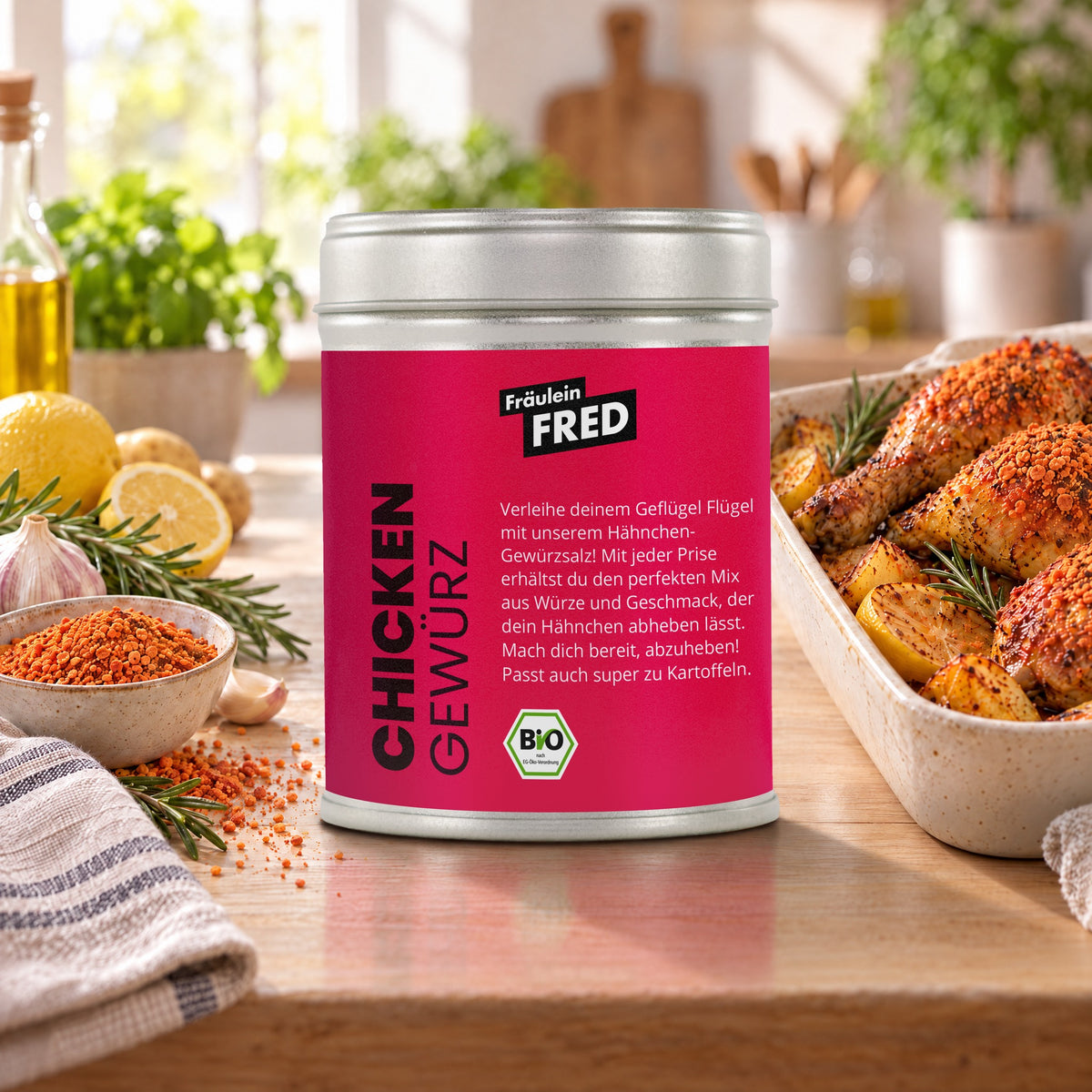Chicken in der Dose von Fräulein Fred auf dem Küchentisch, daneben Hähnchenschenkel aus dem Ofen