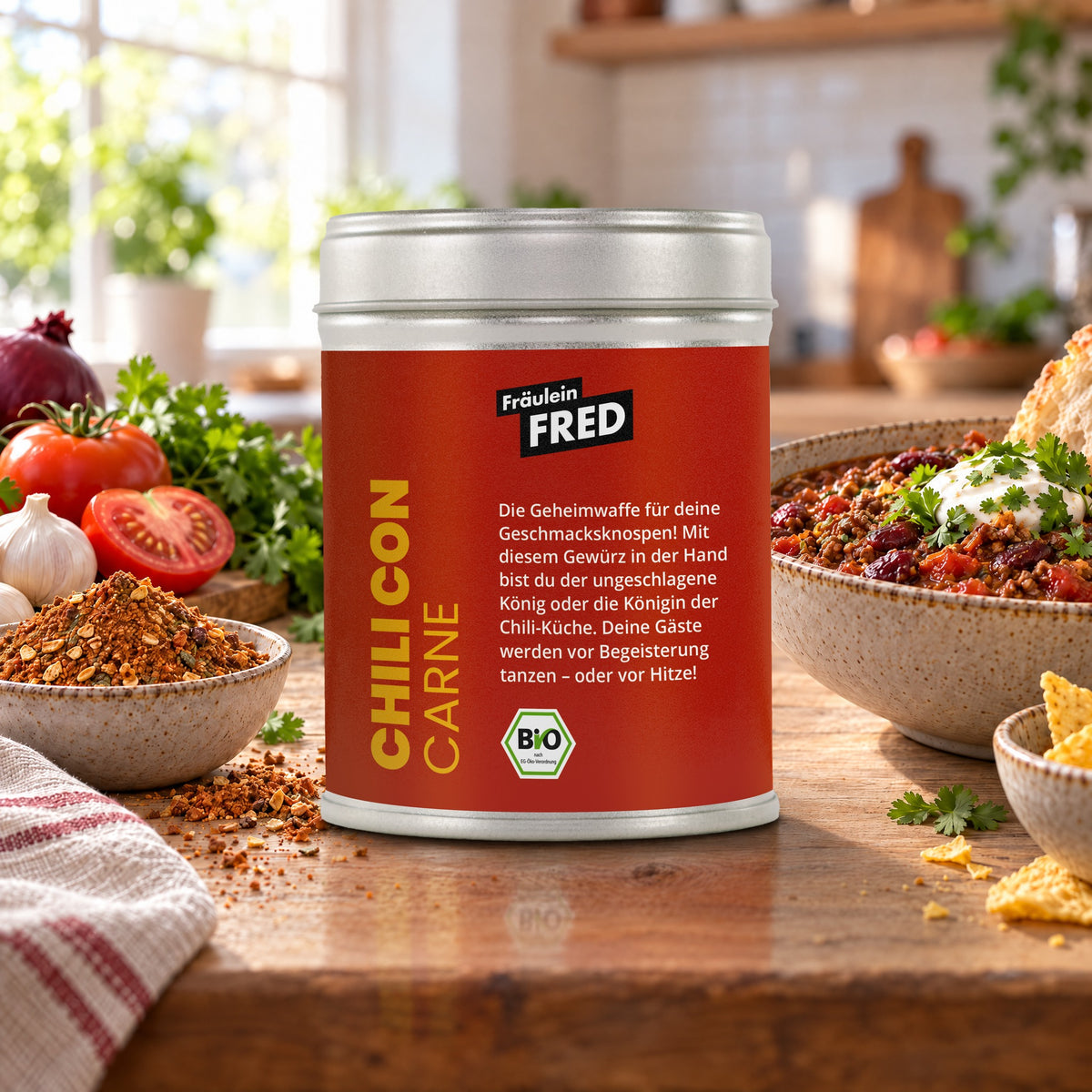 Chili con Carne in der Dose von Fräulein Fred auf dem Küchentisch, daneben Chili con Carne