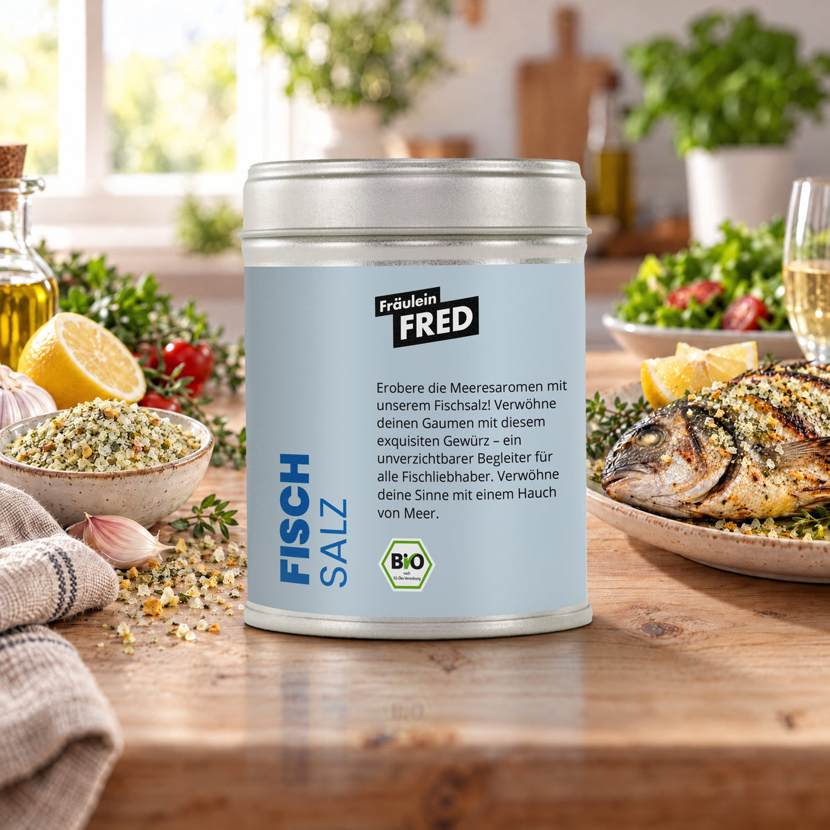 Fischsalz in der Dose von Fräulein Fred auf dem Küchentisch, daneben Gegrillte Dorade