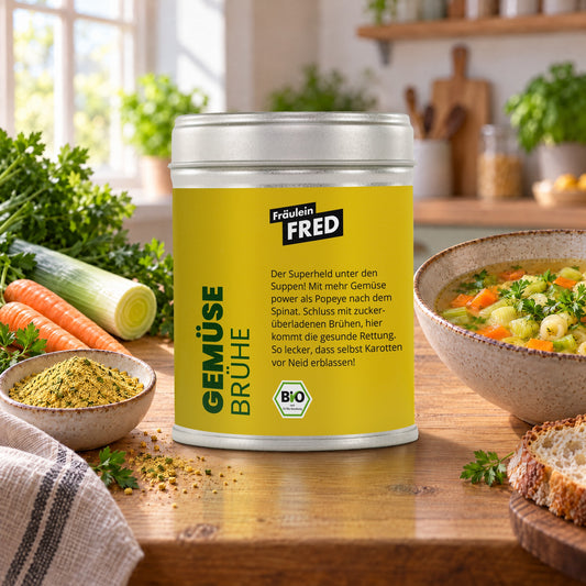 Gemüsebrühe in der Dose von Fräulein Fred auf dem Küchentisch, daneben Klare Gemüsesuppe