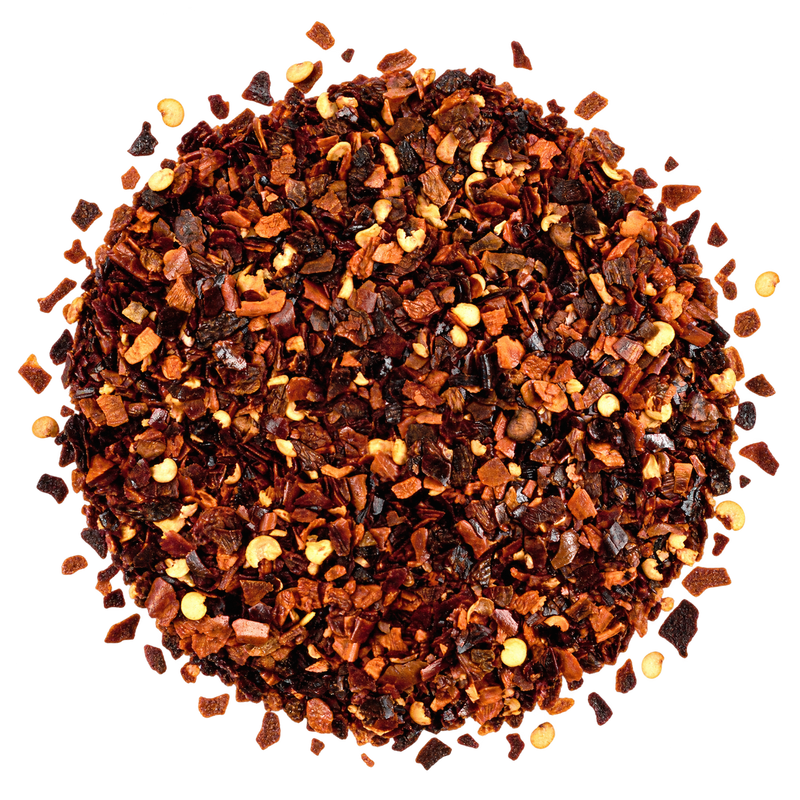 Geschrotete Guajillo Chiliflocken mit Saat, von oben