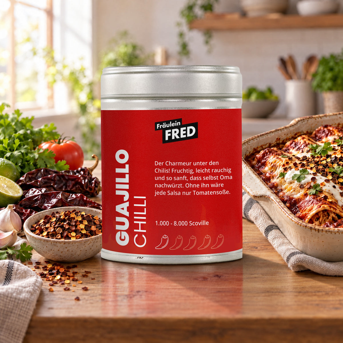 Guajillo Chili in der Dose von Fräulein Fred auf dem Küchentisch, daneben Enchiladas mit roter Guajillo-Sauce