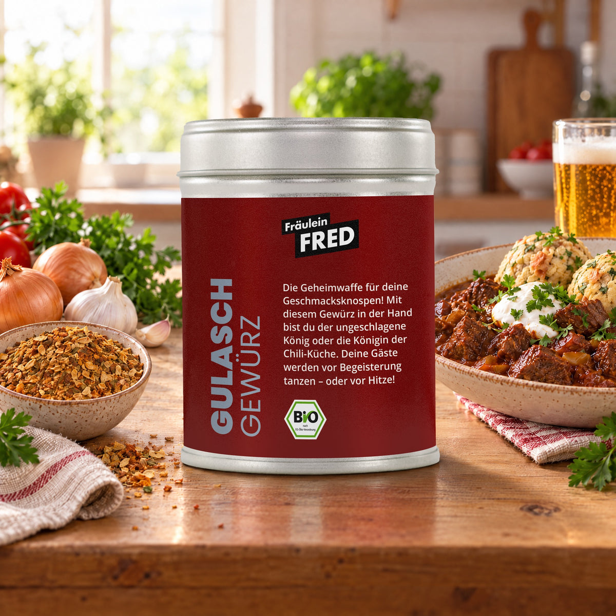 Gulasch in der Dose von Fräulein Fred auf dem Küchentisch, daneben Rindergulasch mit Knödeln