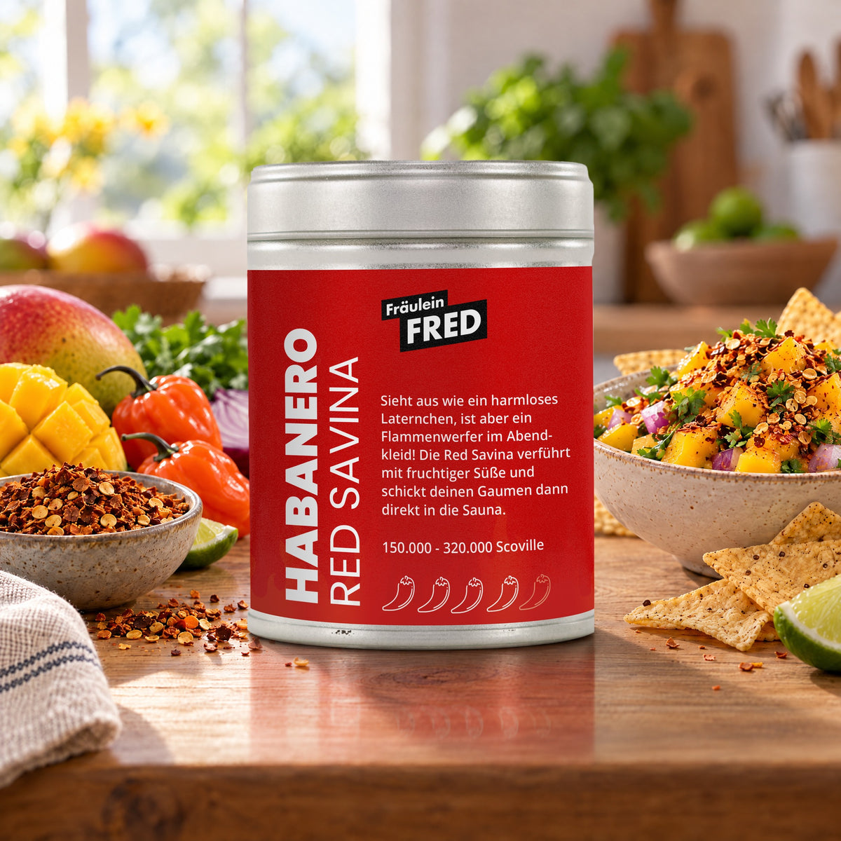 Habanero Red Savina in der Dose von Fräulein Fred auf dem Küchentisch, daneben Mango-Habanero-Salsa mit Tortilla-Chips