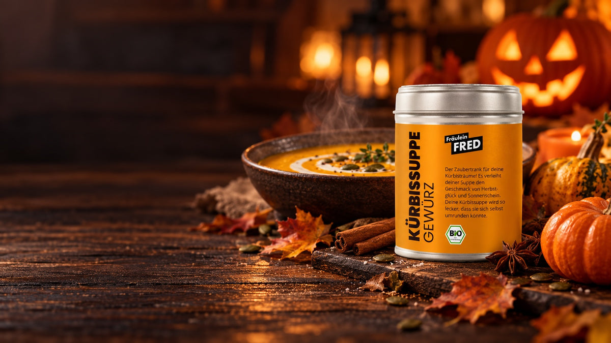 Bio Kürbissuppe Gewürz von Fräulein Fred mit Kürbissuppe und Halloween-Kürbis