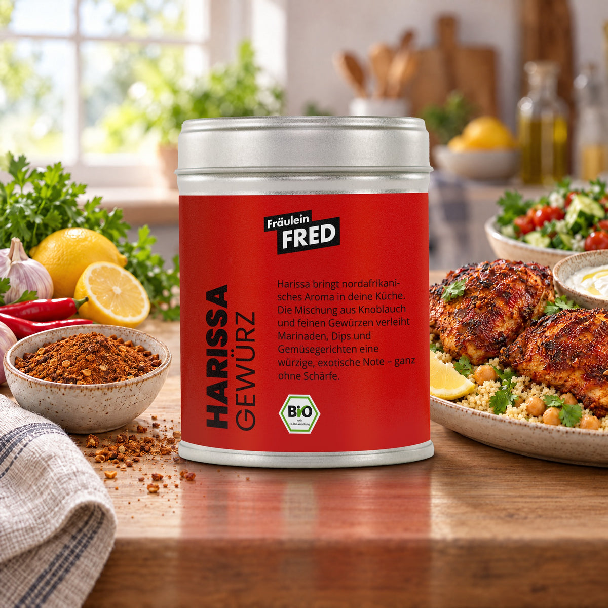 Harissa in der Dose von Fräulein Fred auf dem Küchentisch, daneben Harissa-Hähnchen
