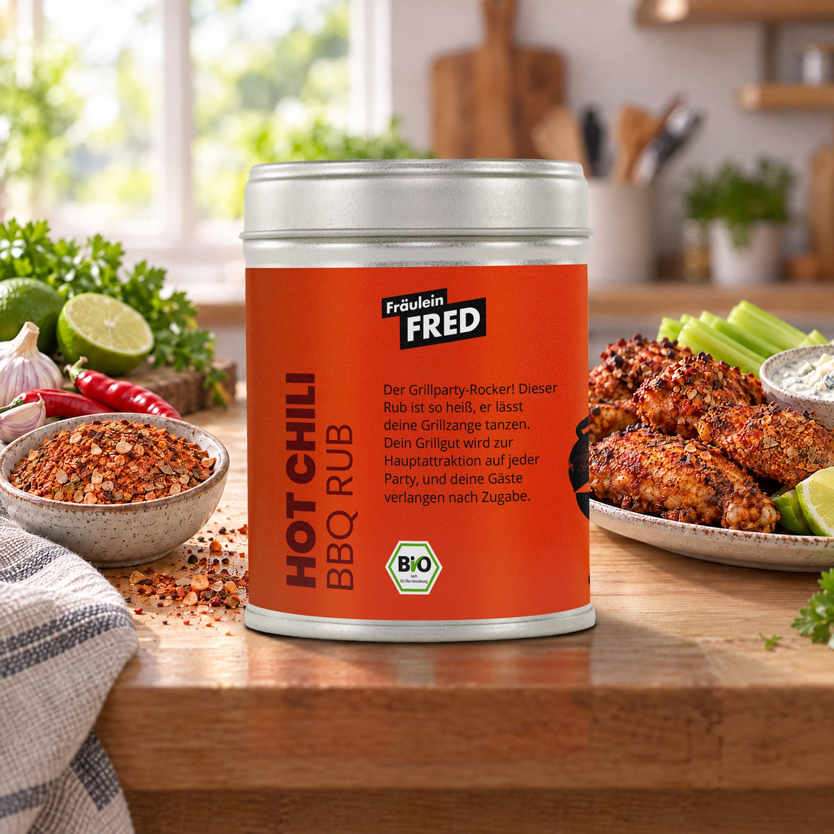 Hot Chili BBQ Rub in der Dose von Fräulein Fred auf dem Küchentisch, daneben Scharfe Chicken Wings