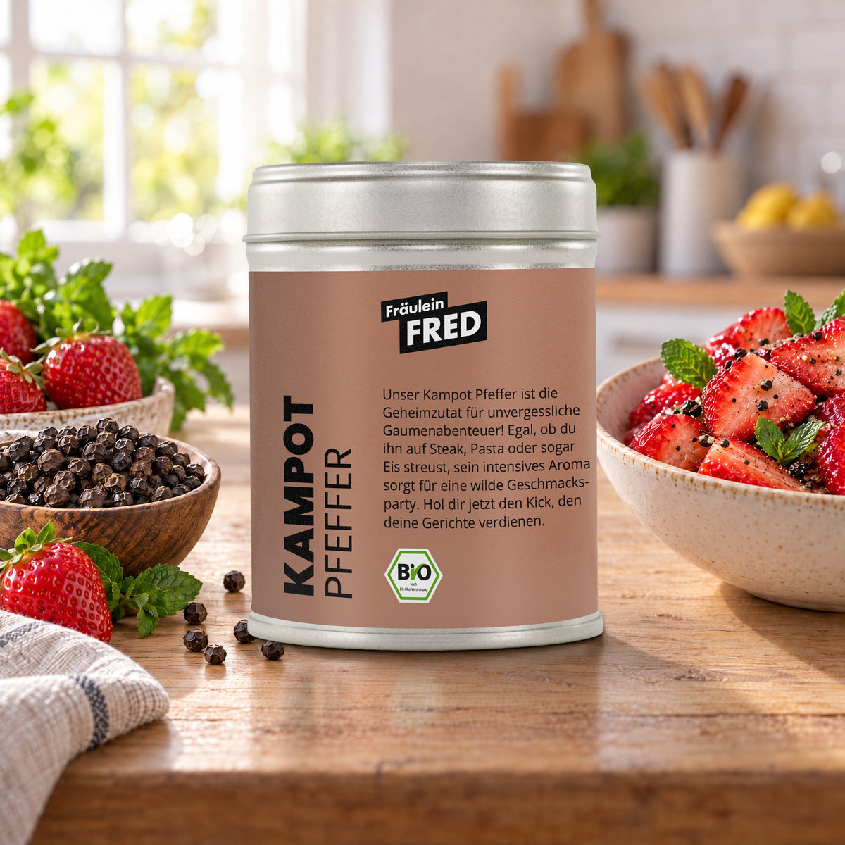 Kampot Pfeffer in der Dose von Fräulein Fred auf dem Küchentisch, daneben Erdbeeren mit Pfeffer