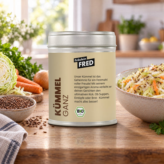 Kümmel in der Dose von Fräulein Fred auf dem Küchentisch, daneben Krautsalat