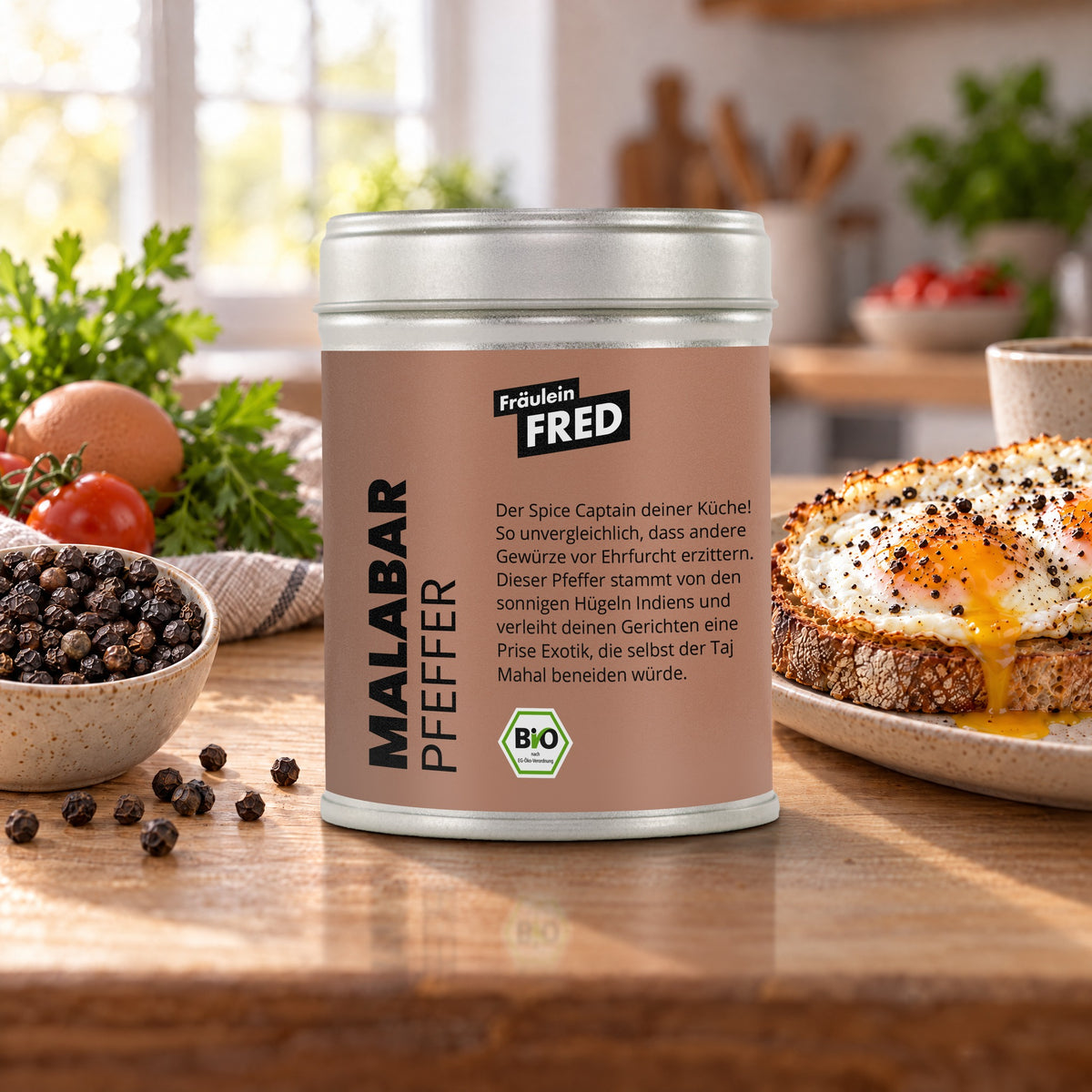 Malabar Pfeffer in der Dose von Fräulein Fred auf dem Küchentisch, daneben Spiegeleier mit Pfeffer