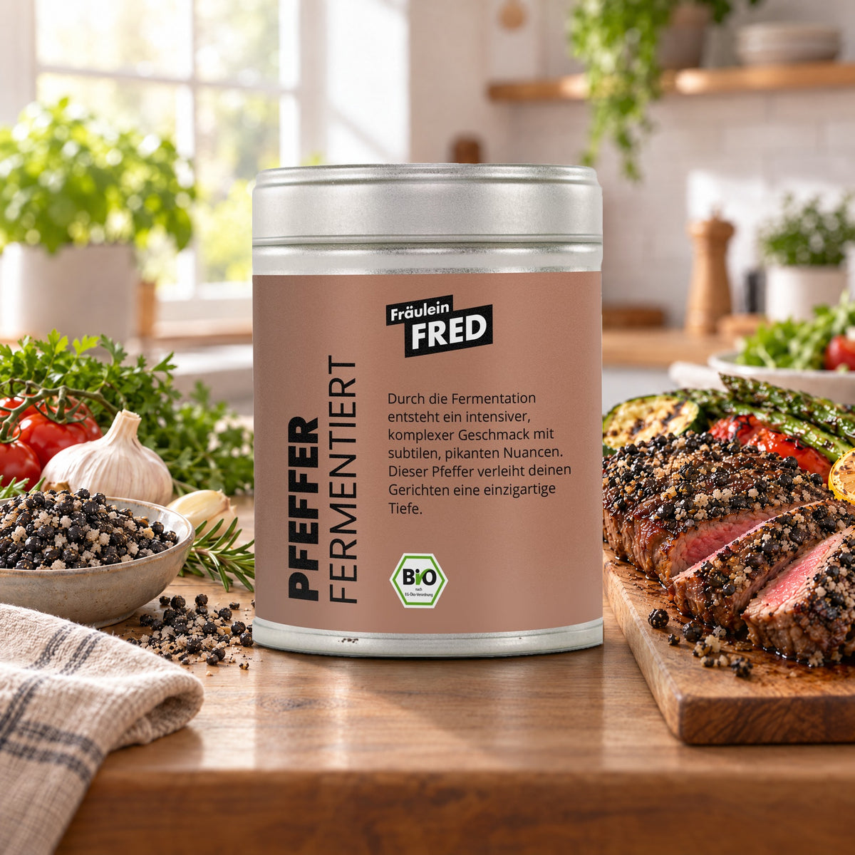 Pfeffer fermentiert in der Dose von Fräulein Fred auf dem Küchentisch, daneben Grillsteak