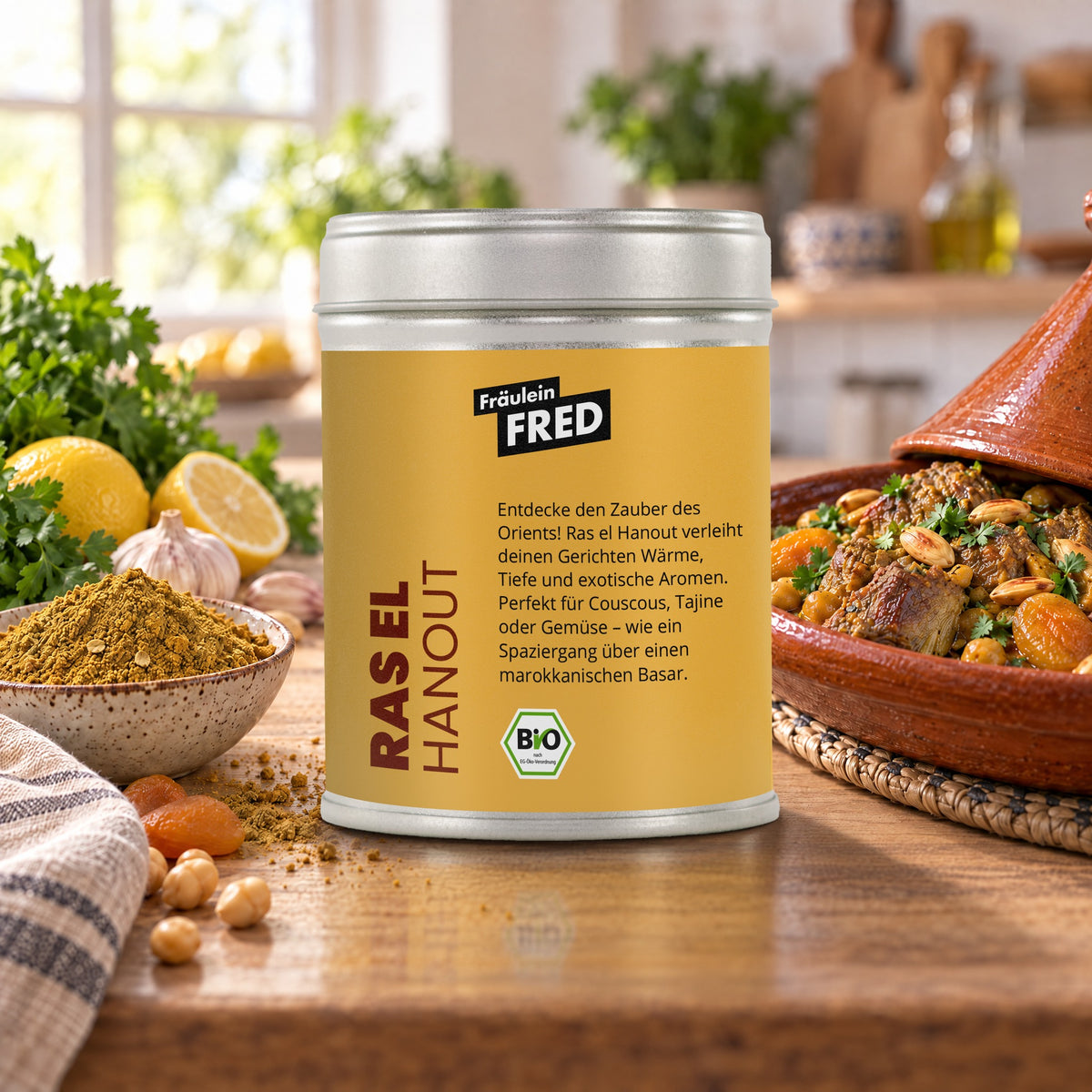 Ras el Hanout in der Dose von Fräulein Fred auf dem Küchentisch, daneben Lamm-Tajine