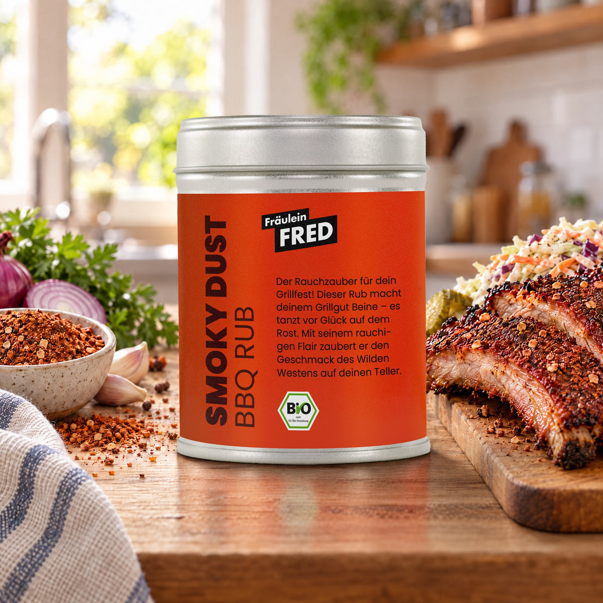 Smoky Dust BBQ Rub in der Dose von Fräulein Fred auf dem Küchentisch, daneben Spareribs