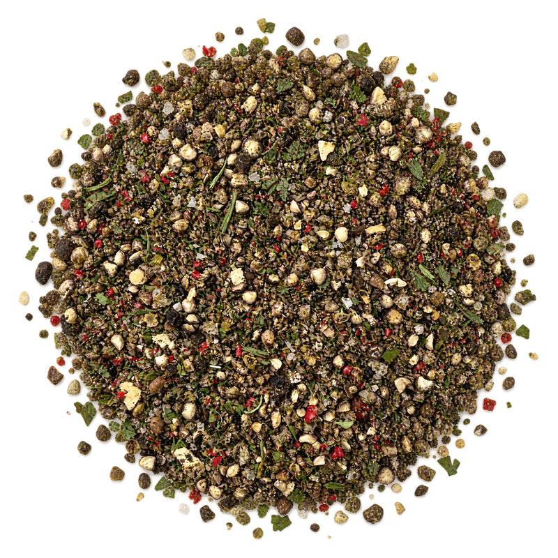Steakpfeffer Detailansicht – geschroteter schwarzer und grüner Pfeffer, Rosa Beeren, Petersilie und Salzflocken