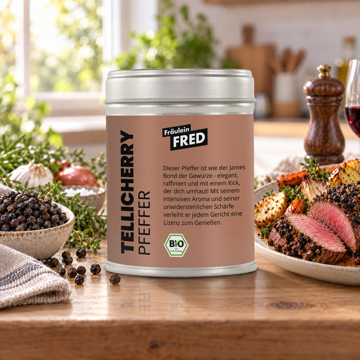 Tellicherry Pfeffer in der Dose von Fräulein Fred auf dem Küchentisch, daneben Rinderfilet