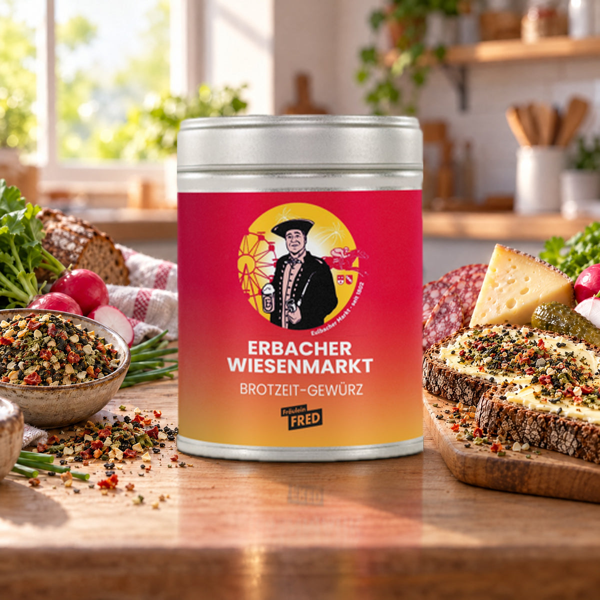 Wiesenmarkt Brotzeit Gewürz (Bio) in der Dose von Fräulein Fred auf dem Küchentisch, daneben Brotzeitbrett mit Wurst und Käse