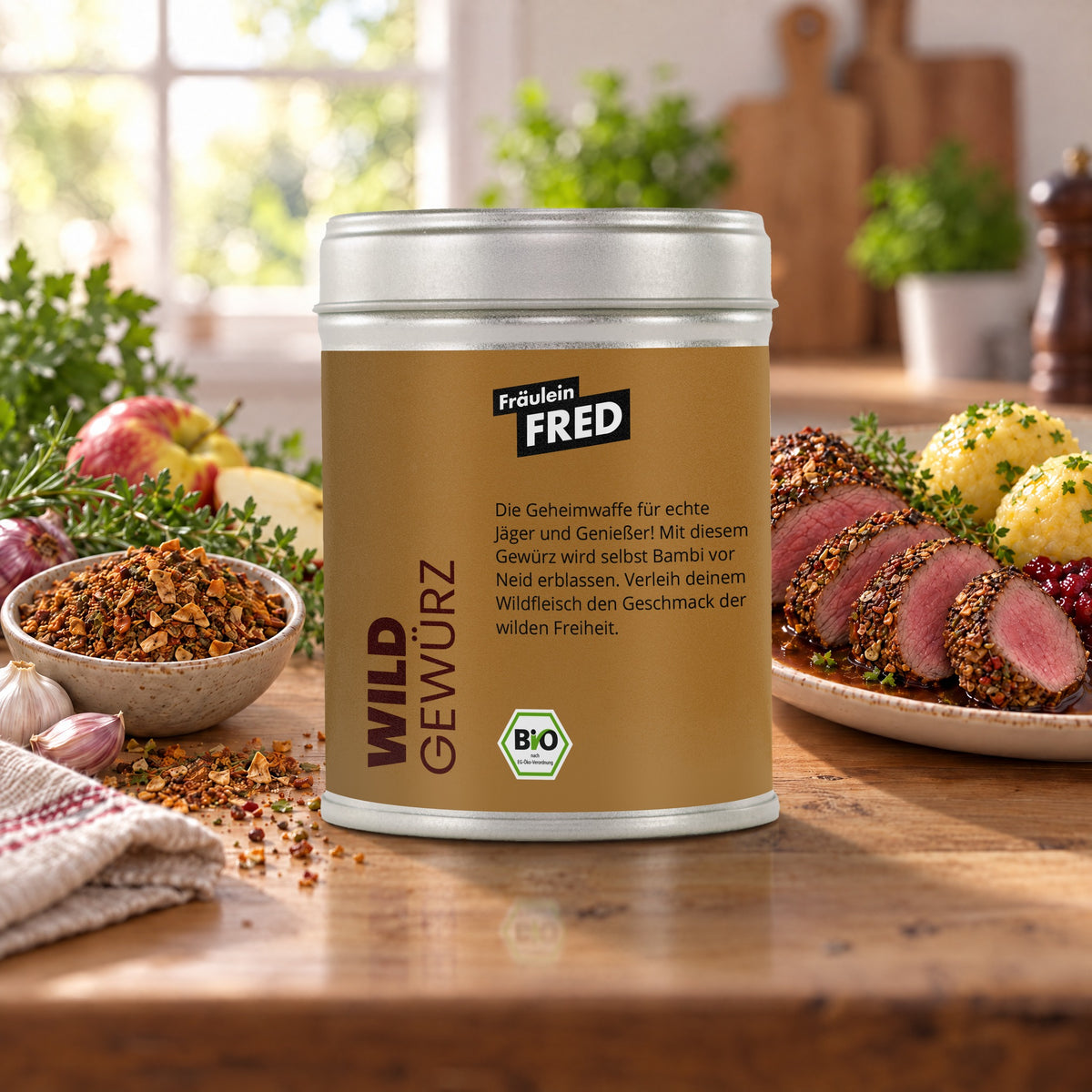 Wildfleisch in der Dose von Fräulein Fred auf dem Küchentisch, daneben Rehrücken